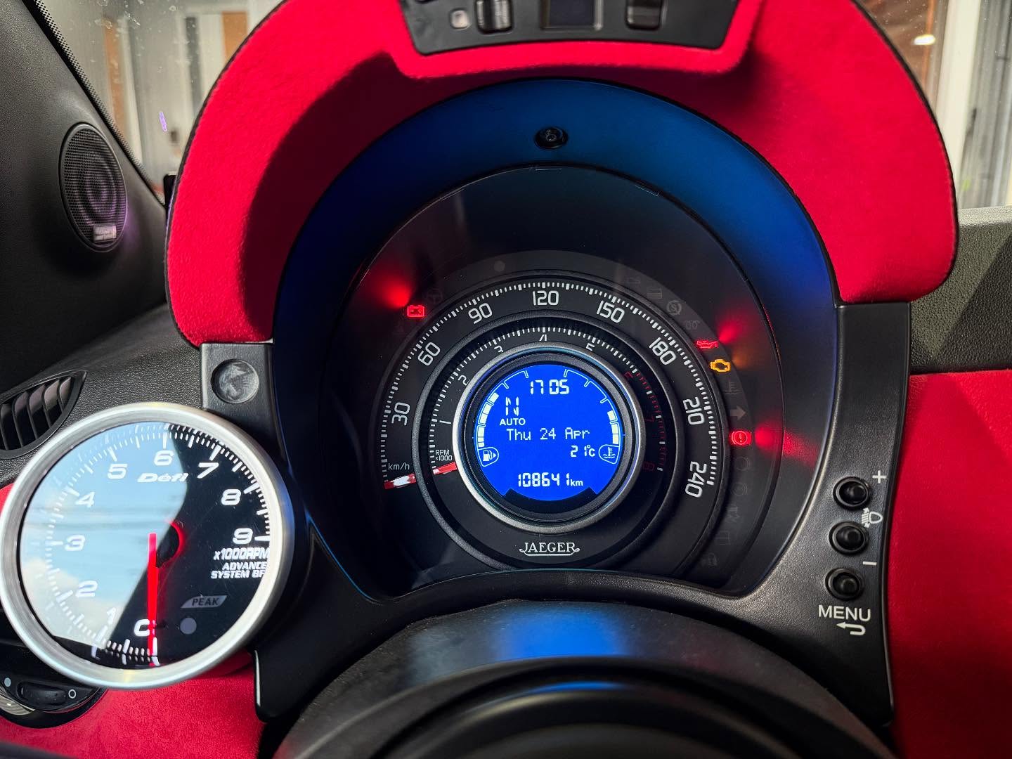 アバルト 純正ブーストメーター交換