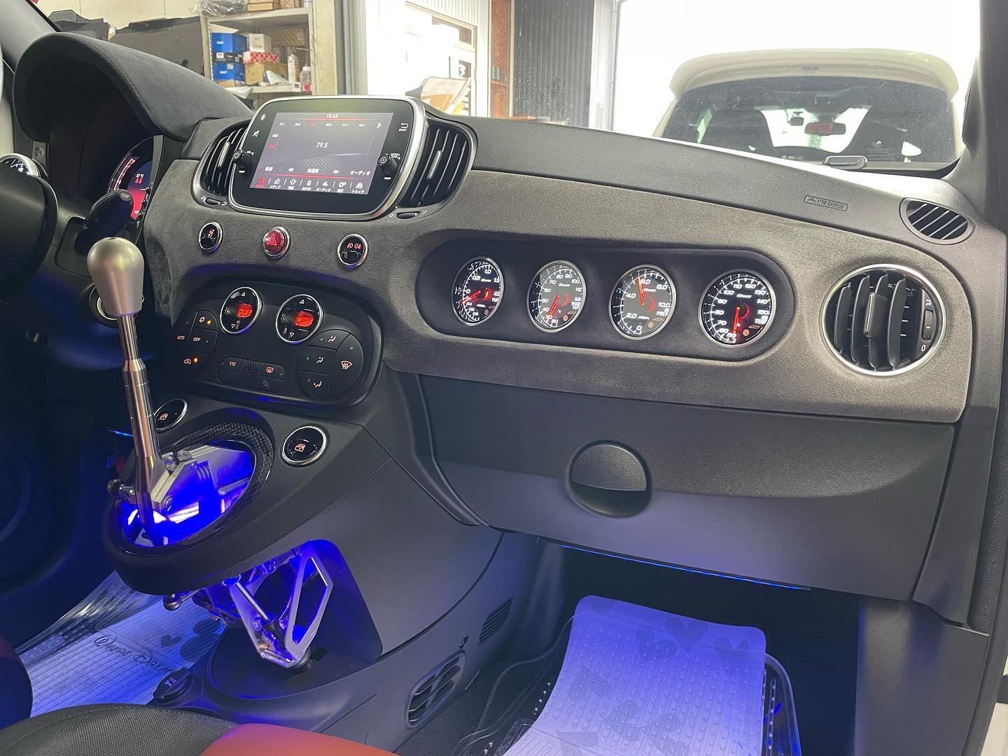 ダッシュボード4連メータ埋め込み加工